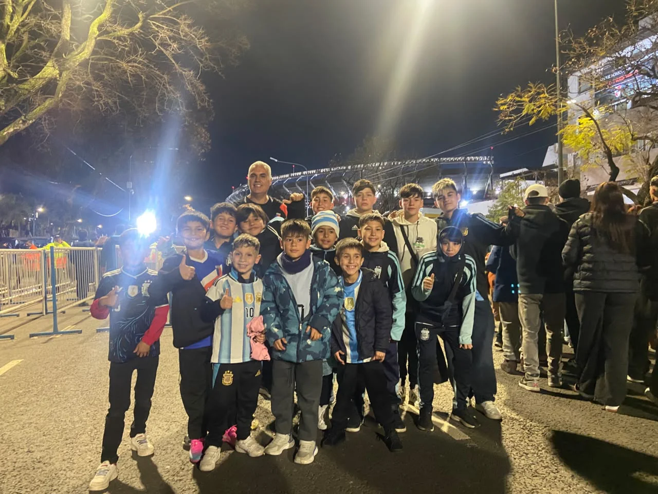 350 CHICOS Y CHICAS DE MERLO VIERON A LA SELECCIÓN ARGENTINA GRACIAS A UNA INICIATIVA CONJUNTA ENTRE EL MUNICIPIO Y LA AFA (2) (1)