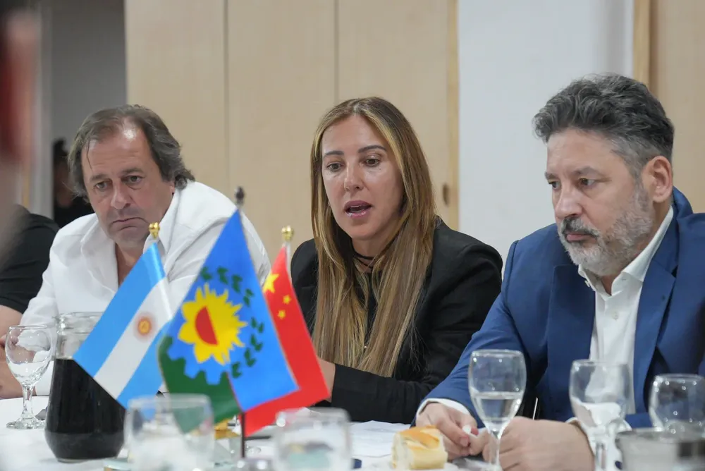 Foto Gustavo Menéndez junto a la UIM