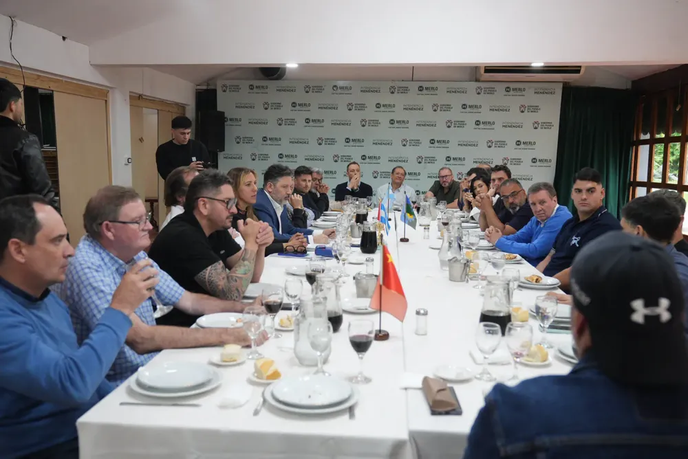 Foto Gustavo Menéndez junto a la UIM 2 (1)