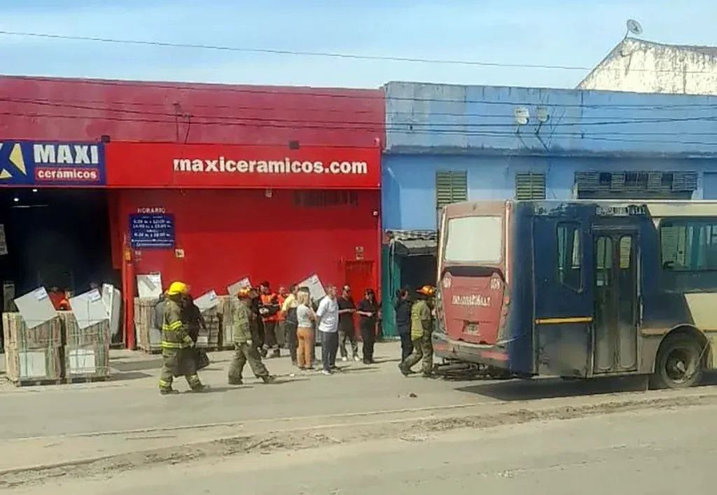mujer-policia-merlo-choque-colectivo