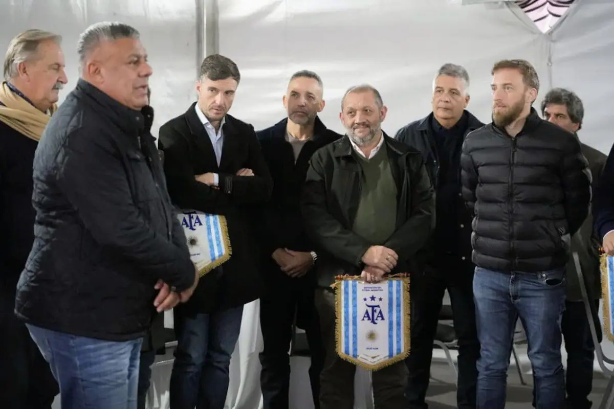 claudio-chiqui-tapia-con-intendentes-del-4GJM7DM3SRHZBDGL5X6TPDUQUQ